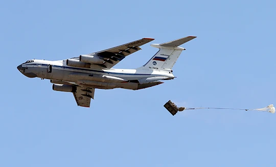 Máy bay vận tải hạng nặng IL-76 thả hàng viện trợ cho quân đội Syria ở Deir Ezzor