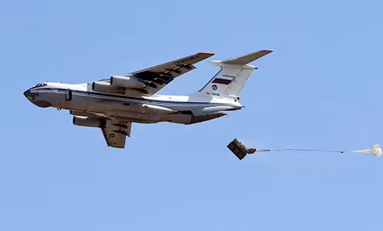 Máy bay vận tải hạng nặng IL-76 thả hàng viện trợ cho quân đội Syria ở Deir Ezzor
