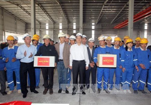 Thủ tướng Nguyễn Tấn Dũng thăm hỏi và tặng quà cho cán bộ, công nhân của Nhà máy Alumin, Công ty Nhôm Lâm Đồng. Ảnh: Đức Tám – TTXVN.