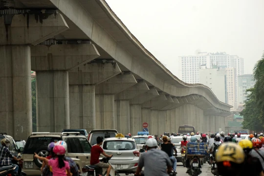 Hiện tượng uốn lượn mấp mô của tuyến đường sắt đô thị Cát Linh - Hà Đông khiến người dân băn khoăn. (Ảnh: Hữu Nghị)