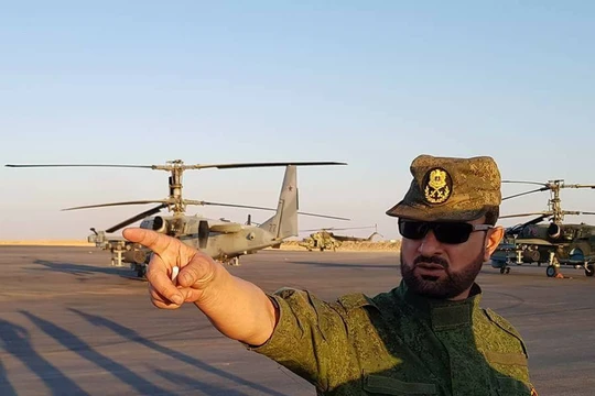 Thiếu tướng Suheil al-Hassan giao nhiệm vụ chiến đấu cho đơn vị đổ bộ đường không của lực lượng Tiger = Ảnh Syrian Reposters