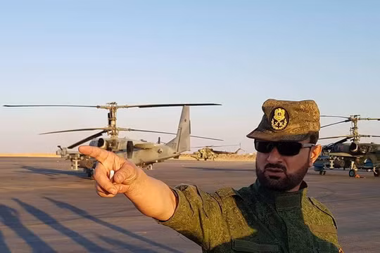 Thiếu tướng Suheil al-Hassan giao nhiệm vụ chiến đấu cho đơn vị đổ bộ đường không của lực lượng Tiger = Ảnh Syrian Reposters