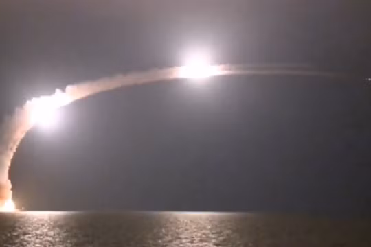 Tàu ngầm Nga phóng tên lửa hành trình tiêu diệt IS ở Syria - ảnh Bộ quốc phòng Nga