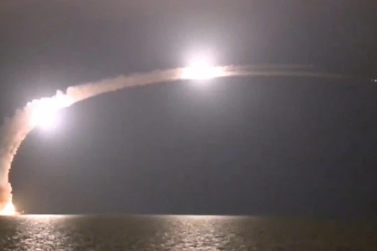 Tàu ngầm Nga phóng tên lửa hành trình tiêu diệt IS ở Syria - ảnh Bộ quốc phòng Nga