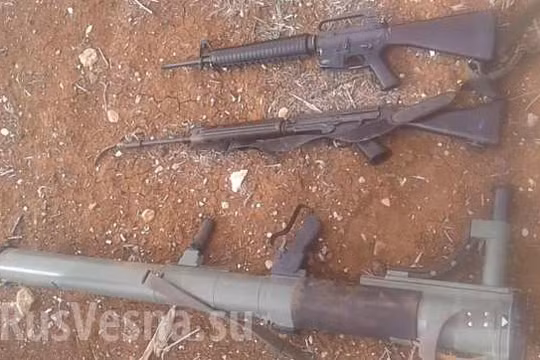 Vũ khí Mỹ bị thu giữ ở Al-Safa, tỉnh Sweida. Ảnh Rusvesna