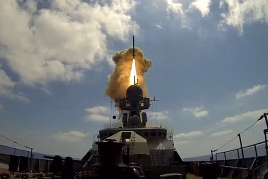 Phòng tên lửa siêu thanh Zircon 3M-22 từ chiến hạm nổi. 