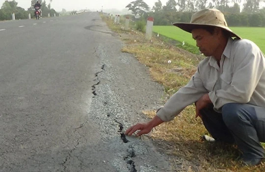 Tuyến quốc lộ mới thông xe đã xuất hiện những vết nứt dài hàng trăm mét - Ảnh: Đ.Vịnh