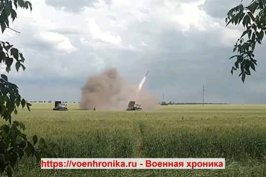 Lực lượng pháo phản lực Grad quân đội Nga phản kích vào chiến tuyến quân đội Ukraine. Video Voenhronika.