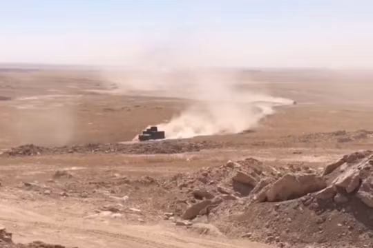 Xe cơ giới Iraq tấn công trên chiến trường thị trấn Tal - Afar - ảnh video Masdar News