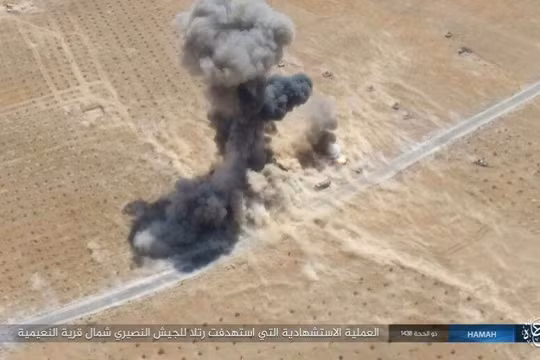 Xe bom nổ tung ngay cạnh các xe thiết giáp quân đội Syria - ảnh Masdar News