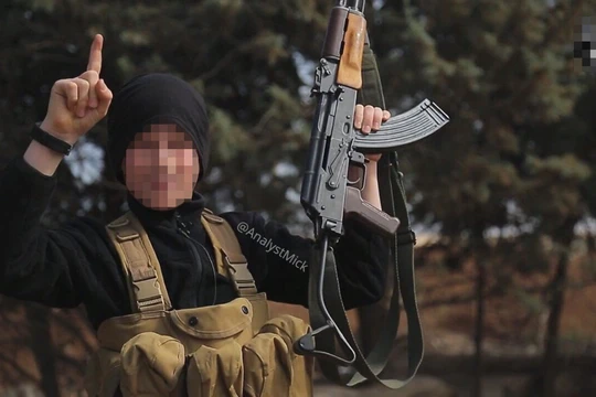 Một tay súng khủng bố IS trên chiến trường Syria. Ảnh minh họa: Masdar News.