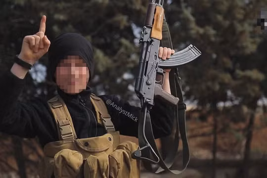 Một tay súng khủng bố IS trên chiến trường Syria. Ảnh minh họa: Masdar News.