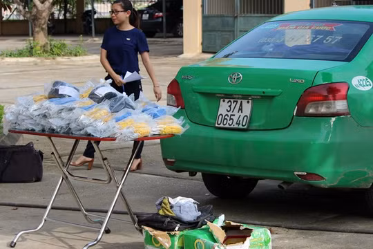 Taxi vận chuyển và hơn 3.000 kíp nổ bị CSGT bắt giữ - Ảnh: Hải Tần