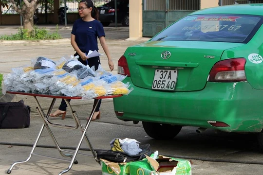 Taxi vận chuyển và hơn 3.000 kíp nổ bị CSGT bắt giữ - Ảnh: Hải Tần