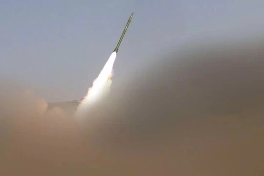 Lực lượng Houthi Yemen phóng 2 tên lửa đạn đạo Badir-1P tấn công Liên mnh quân sự Ả rập Xê út.