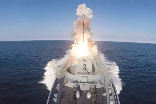Chiến hạm Hải quân Nga phóng tên lửa hành trình Kalibr trên Biển Đen. Ảnh video TopWar