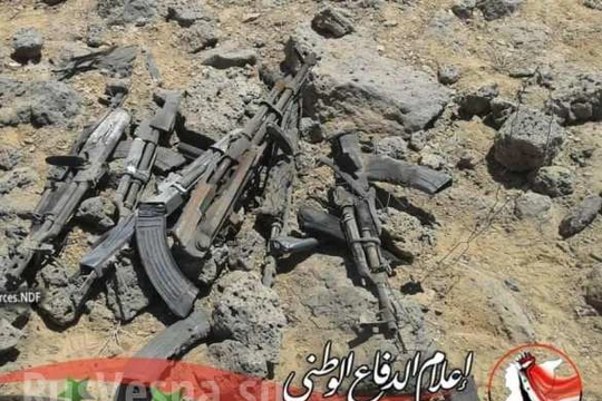 Quân đội Syria thu giữ, nhặt những vũ khí mà IS khi tháo chạy bỏ lại. Ảnh: Lực lượng vũ trang địa phương NDF.