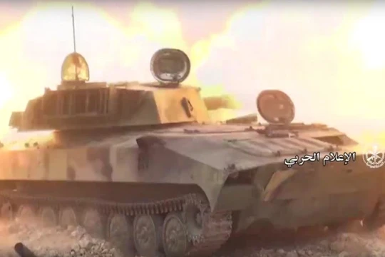 Lực lượng pháo binh quân đội Syria phản kích ở Hama - ảnh minh họa Masdar News