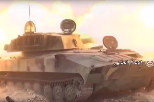 Lực lượng pháo binh quân đội Syria phản kích ở Hama - ảnh minh họa Masdar News