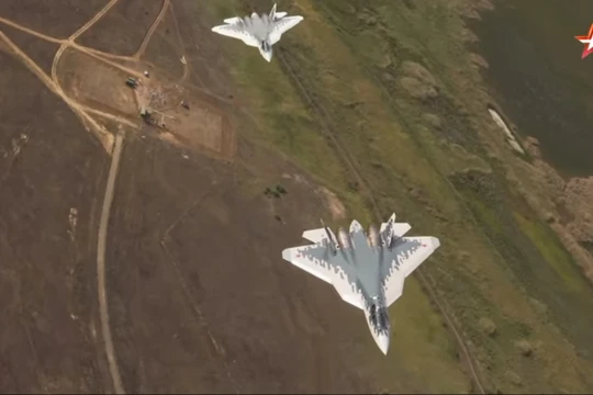 Biên đội máy bay Su-57 bay huấn luyện. Clip quay từ máy bay vận tải An-12.