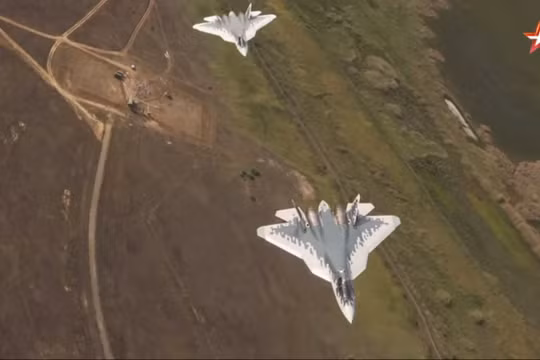 Biên đội máy bay Su-57 bay huấn luyện. Clip quay từ máy bay vận tải An-12.
