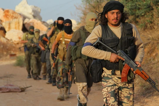 Hàng trăm chiến binh Hồi giáo cực đoan hạ súng đầu hàng