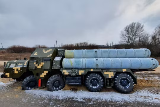 Xe vận tải phóng tên lửa S-300 quân đội Ukraine. Ảnh South Front