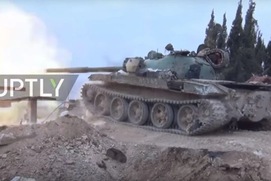 Xe tăng quân đội Syria tiến công trên chiến trường Đông Ghouta
