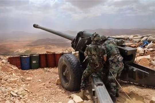 Pháo binh quân đội Lebanon tập kích hỏa lực vào IS trên biên giới
