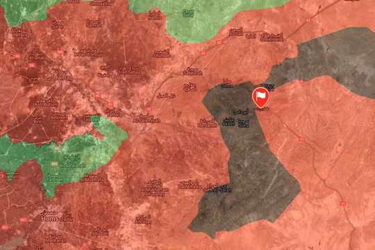 Bản đồ chiến sự khu vực vòng vây thị trấn Uqayribat trên vùng bán sa mạc miền đông Hama. Vị trí cờ là thị trấn Uqayribat - bản đồ Masdar News. 