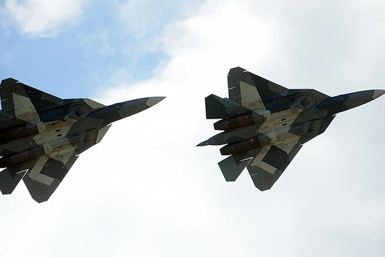 Biên đội siêu tiêm kích tàng hình thế hệ 5 Sukhoi T-50 PAK-FA bay biểu diễn tại triển lãm MAKS 2017 Air Show