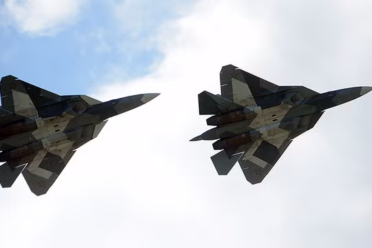 Biên đội siêu tiêm kích tàng hình thế hệ 5 Sukhoi T-50 PAK-FA bay biểu diễn tại triển lãm MAKS 2017 Air Show