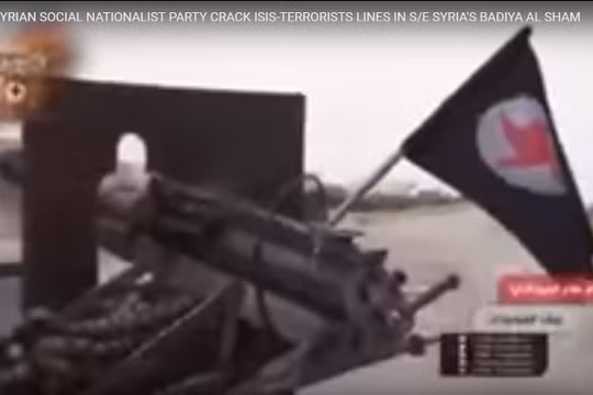 Lực lượng SSNP tiến công IS ở sa mạc Al-Sweida. Ảnh video SSNP