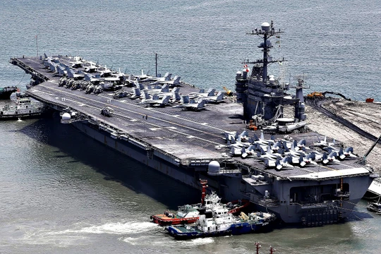 Tàu sân bay trọng tải 97.000 tấn USS George Washington đến thành phố cảng phía đông nam Hàn Quốc Busan