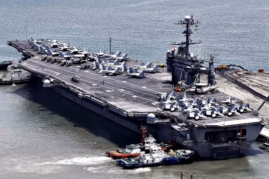 Tàu sân bay trọng tải 97.000 tấn USS George Washington đến thành phố cảng phía đông nam Hàn Quốc Busan
