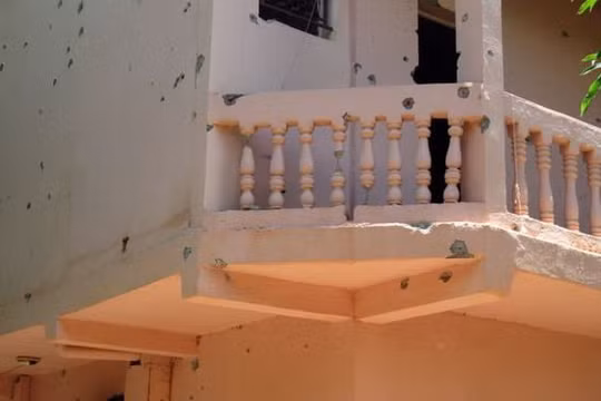 Các lỗ đạn ghim trên tường ngoài của khách sạn Byblos sau cuộc giao tranh giữa những kẻ bắt cóc và quân đội Mali Ảnh: AFP