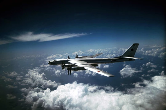 Máy bay ném bom chiến lược Tu-95 mang tên lửa