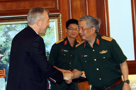 Thượng tướng Nguyễn Chí Vịnh đón tiếp Đại sứ Ted Osius trong cuộc gặp song phương ngày 27.7 - Ảnh: P.Hậu