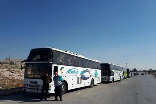 Đoàn xe vận chuyển các tay súng cực đoan di tản về hướng bắc Aleppo