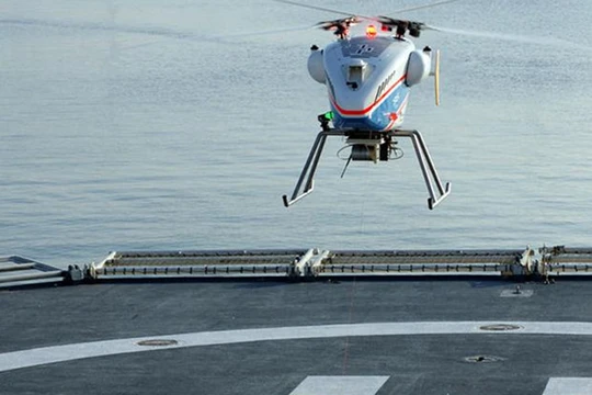 Máy bay không người lái trực thăng SuperARTIS của Đức hạ cánh trên chiến hạm của hải cảnh. Ảnh: N+1.