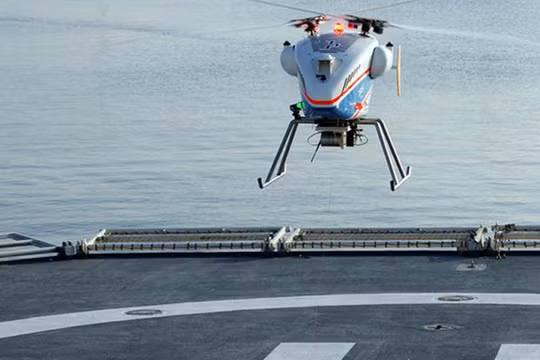Máy bay không người lái trực thăng SuperARTIS của Đức hạ cánh trên chiến hạm của hải cảnh. Ảnh: N+1.