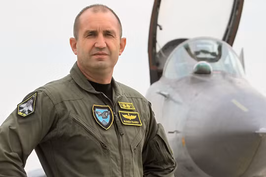 Thiếu tướng dự bị, tổng thống Bulgaria Rumen Radev bên chiếc MiG -29