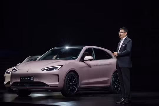 Richard Yu, giám đốc điều hành nhóm kinh doanh tiêu dùng của Huawei, phát biểu tại một cuộc họp báo giới thiệu xe điện ngày 6/9/2022. Ảnh: Huawei