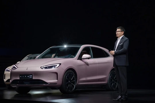 Richard Yu, giám đốc điều hành nhóm kinh doanh tiêu dùng của Huawei, phát biểu tại một cuộc họp báo giới thiệu xe điện ngày 6/9/2022. Ảnh: Huawei