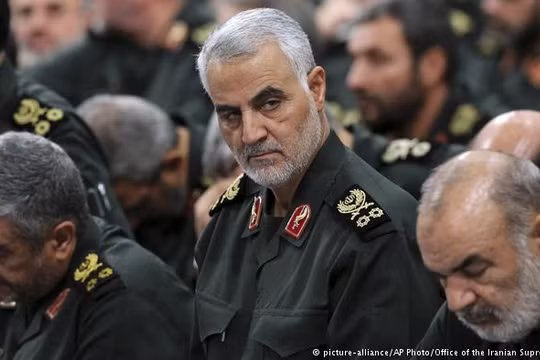 Thiếu tướng Qassem Soleimani, tư lệnh trường lực lượng Vệ binh Cách mạng Hồi giáo Iran sẽ chỉ huy chiến dịch tấn công trên sa mạc tỉnh Homs - ảnh South Front