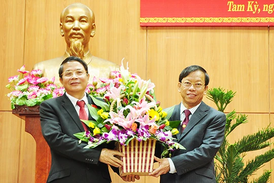 Ông Nguyễn Đức Hải tặng hoa chúc mừng ông Lê Phước Thanh được tín nhiệm bầu vào cương vị công tác mới.