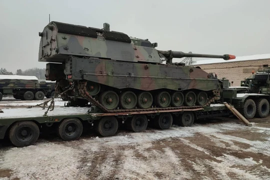 Pháo tự hành Panzerhaubitze 2000 (PzH 2000) vận chuyển về Ukraine. Tháng 11/2022. Ảnh: Arvydas Anušauskas