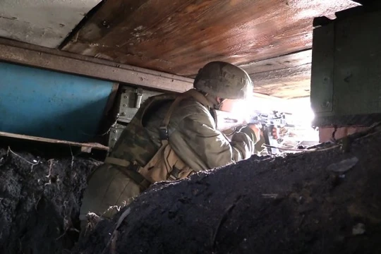 Binh sĩ lực lương dân quân Donesk đánh trả các cuộc tấn công của quân đội Kiev