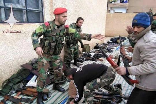 Binh sĩ quân đội Syria thu vũ khí giao nộp của chiến binh thánh chiến ở miền đông Damascus