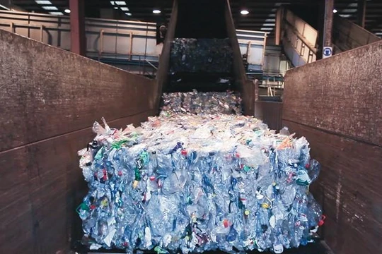 Rác thải nhựa đưa vào tái chế. Ảnh E&T